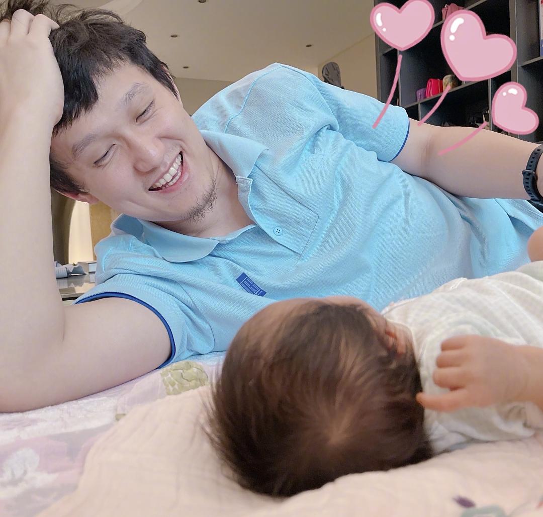 惠若琪晒孩子近照，女儿遗传妈妈四肢修长，网友调侃手势似扣球