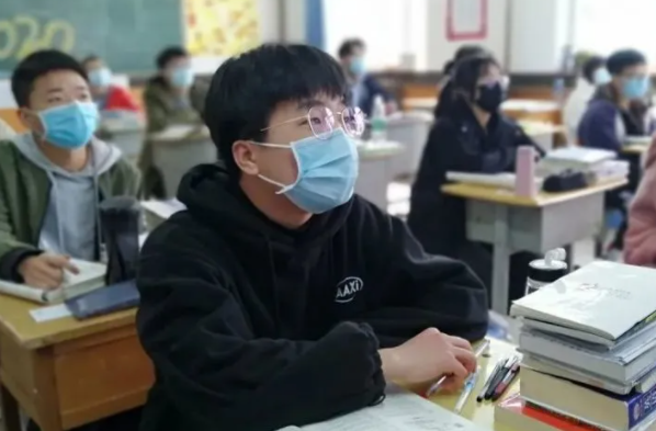 清华大学700多门课全英授课，将要走向国际化，学生表示我太难了