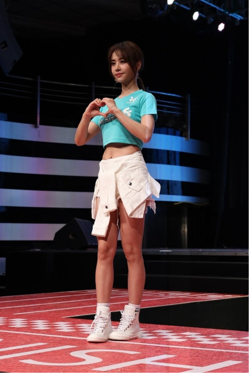 蔡依林真实身高165cm,穿炫腹装配短裙,肌肉明显曲线更成熟