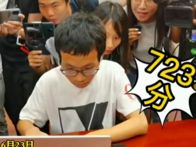 女孩高考数学拿满分，正脸神似周冬雨，评论区留言“阴阳怪气”