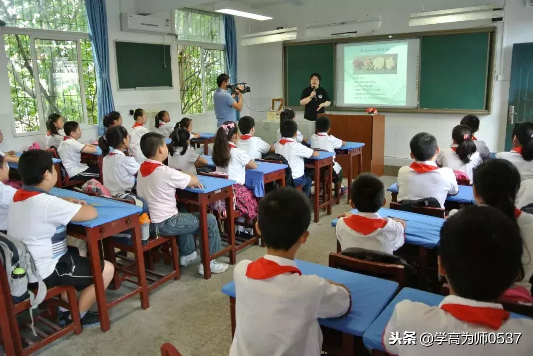 小舟载着秋的信笺，悠悠飘向梦的港湾。