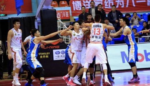 nba为什么总会打架(为什么2015年八一队会和福建队发生大规模群殴？当时是什么情况？)