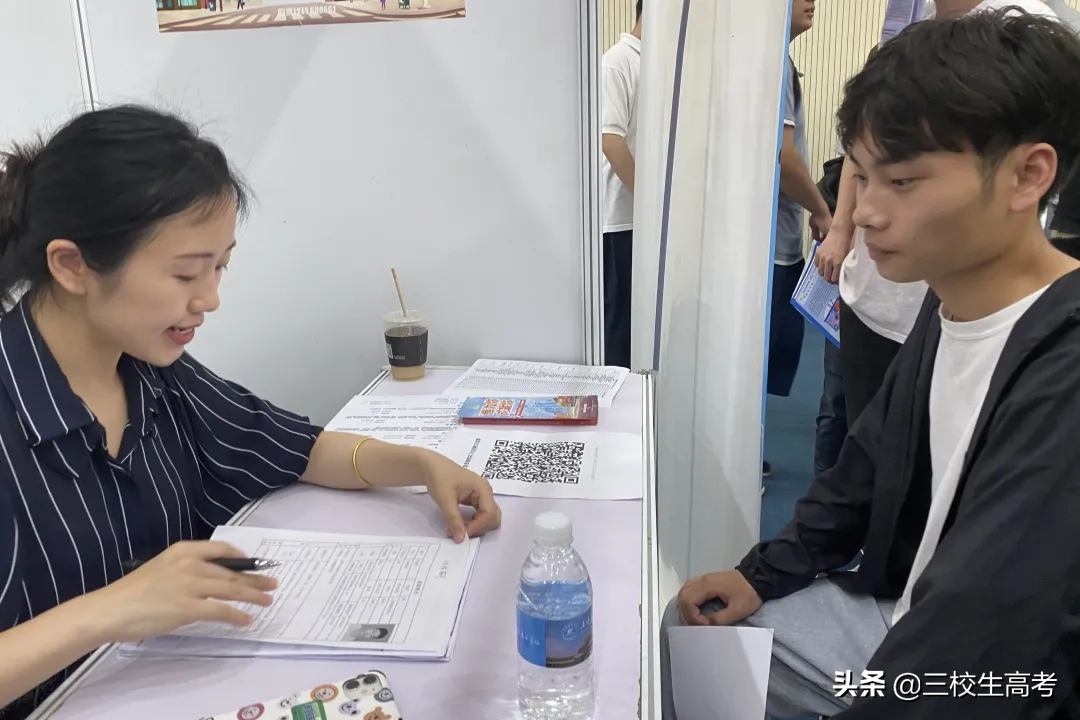 上海建桥学院春季就业实习招聘会现场直击