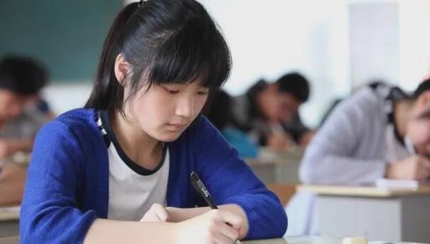 美女学霸邵奕佳高考719分，清华抛出“橄榄枝”，她却拒绝了