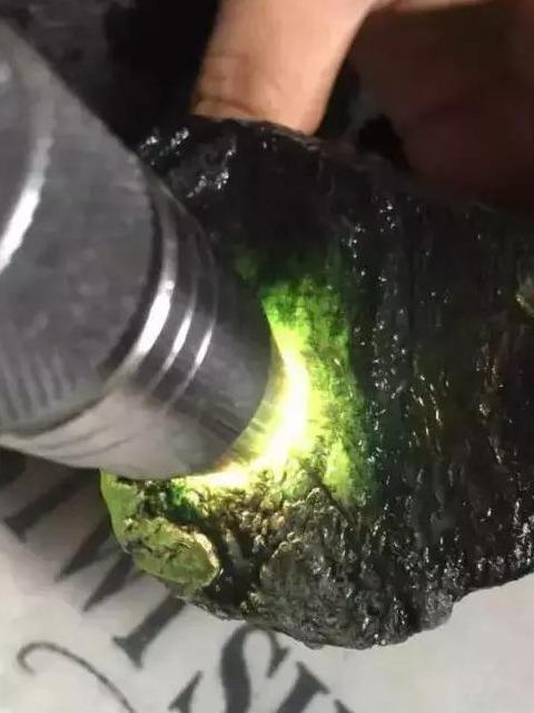 玻璃种翡翠起荧光(玻璃种起荧光好吗)  第8张
