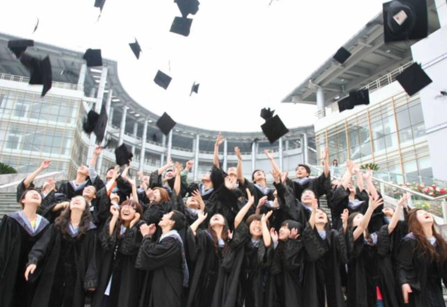 大学生宿舍变化差异大，从逼仄十二人间到家庭套房，学校目的显然