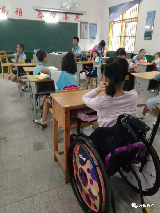 学生做俯卧撑瘫痪,