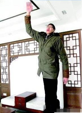 2米42中国第一巨人，结婚20年没孩子，1米6娇妻称：不方便