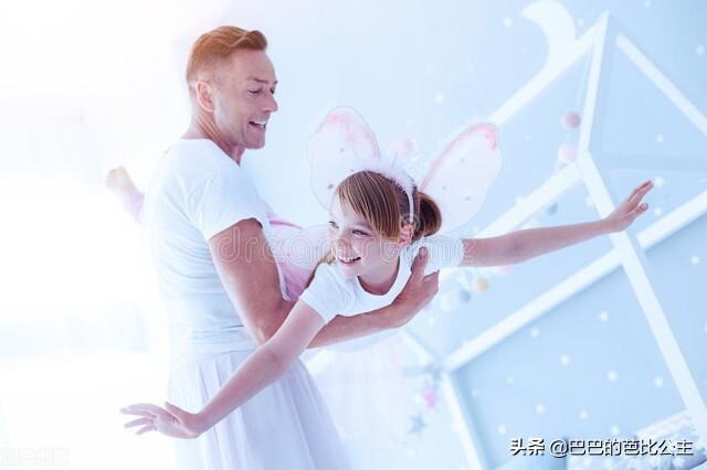 智服游戏男孩，女孩兜揣馒头父泪目，儿女成才家长要区分