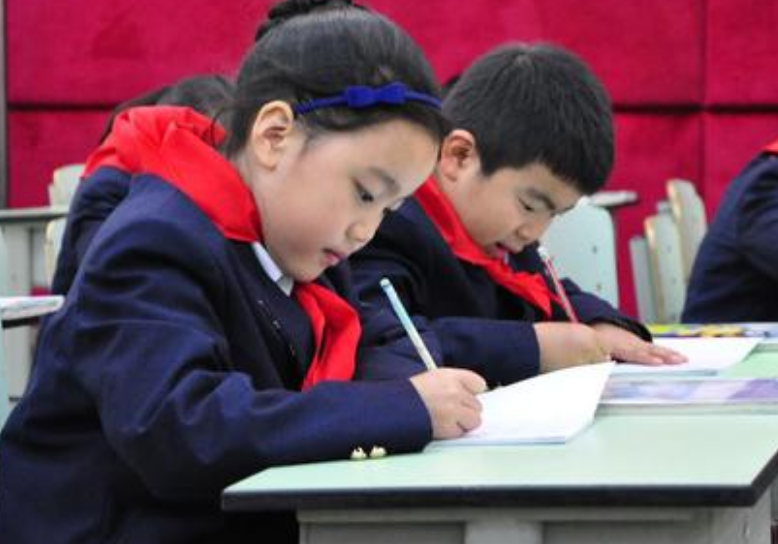 小学生作文《孤独》火了，仅三行却获老师称赞：颇有朱自清的味道