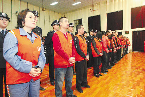 谢才萍：文强之弟媳，为解私欲找16个情人，其中一个比她小20多岁