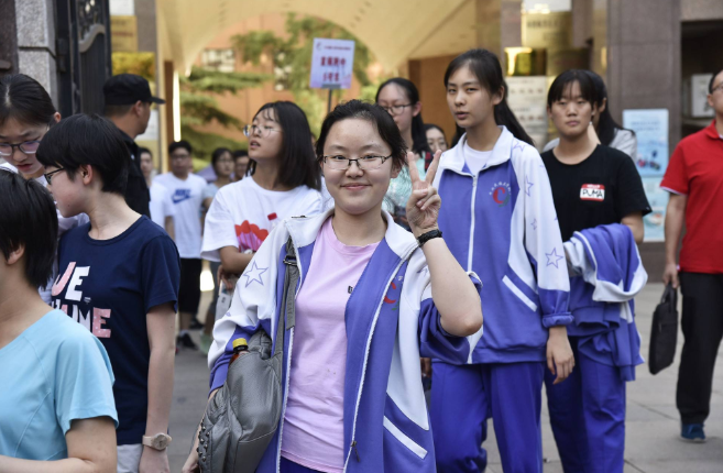 烈士子女高考加20分惹争议，网友表示不公平，女孩的话让人沉默