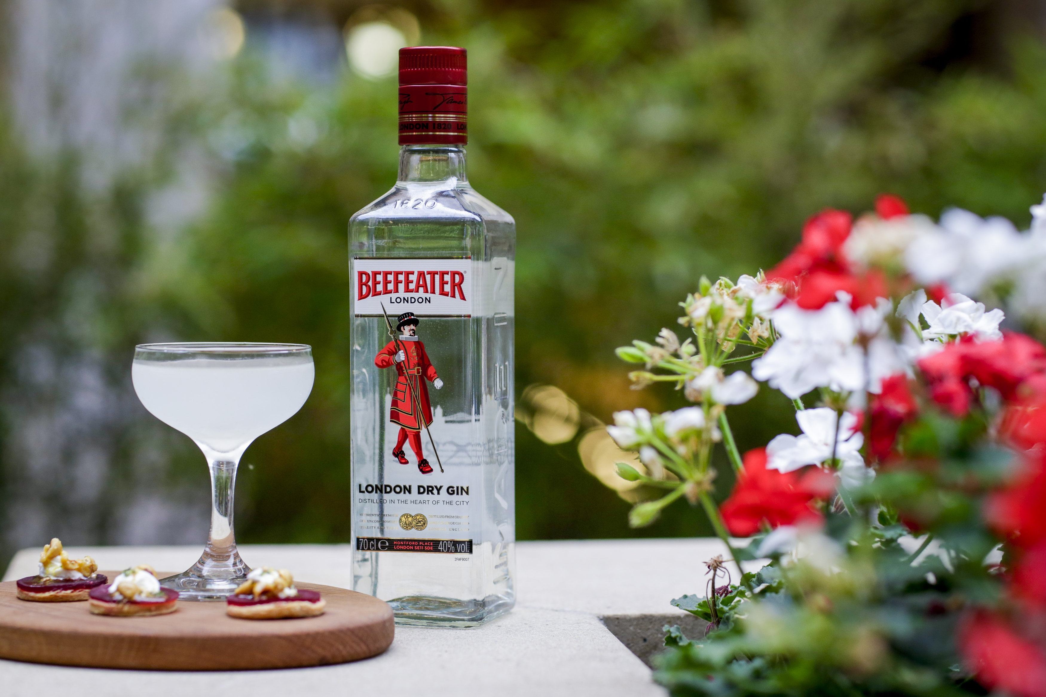 金酒有两种,荷兰金酒,英国金酒,常见的品牌有歌顿金(gordons),吉利蓓