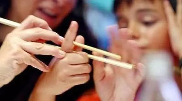 中班孩子大部分都不会用筷子？家长和老师图省事，孩子错过锻炼期