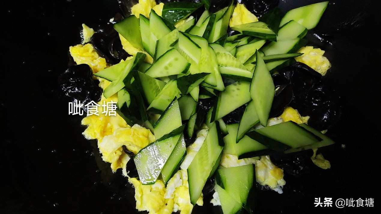 饭店的黄瓜片都是菱形的，大厨是怎么切的？只需2步你也能学会