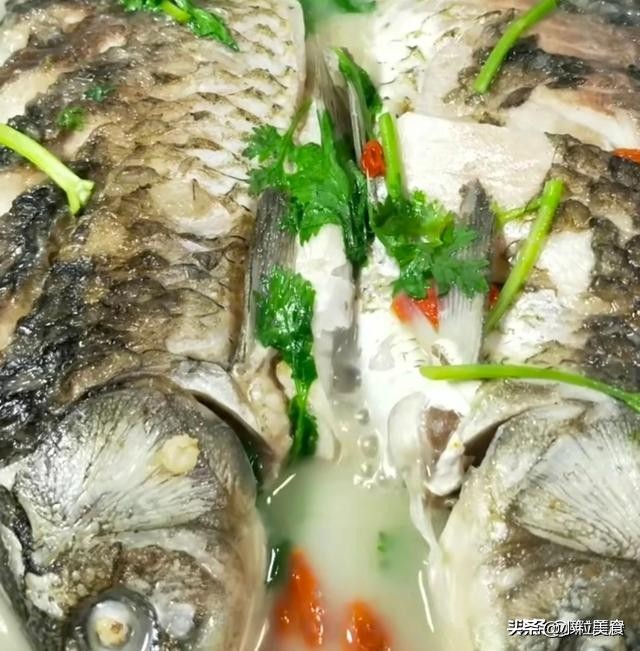鲤鱼的做法简单又好吃清炖鲤鱼(清香味美，家常好菜鲤鱼炖法)