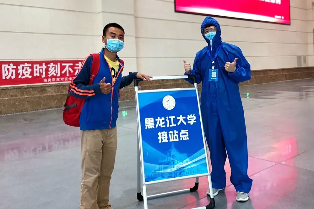 温暖回家路 情真扣人心！我校首批学子平安返校！