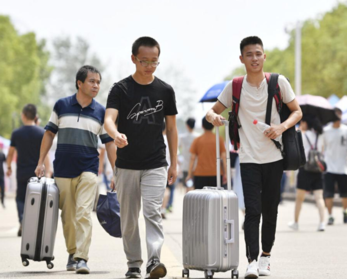 女大学生好心帮室友带东西，要钱时却被骂，这点钱也好意思要