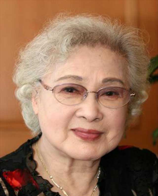秦文与姐姐秦怡容貌相似，皆具美貌风采引人注目，姐妹花颜值惊艳众人眼球。