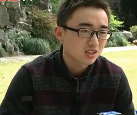 因一双筷子走红，公然挑战学校权威，遭复旦退学，如今竟沦落工地