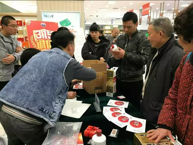 茅台捉“谣”记惊现重庆观音桥商圈,七大“真相”被现场“直播”