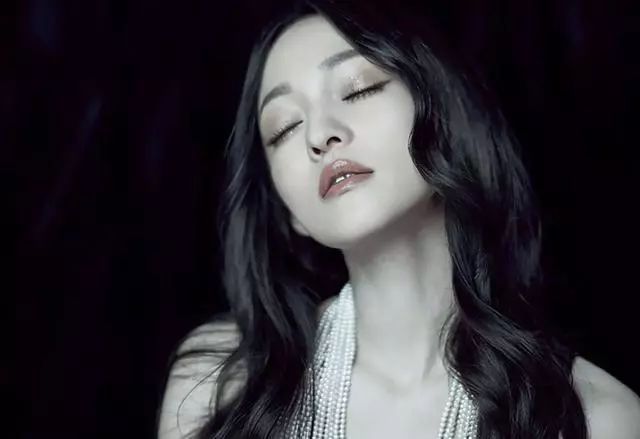 妈妈不疼、舅舅不爱，还遭闺蜜伤害，张韶涵的遭遇，没那么简单