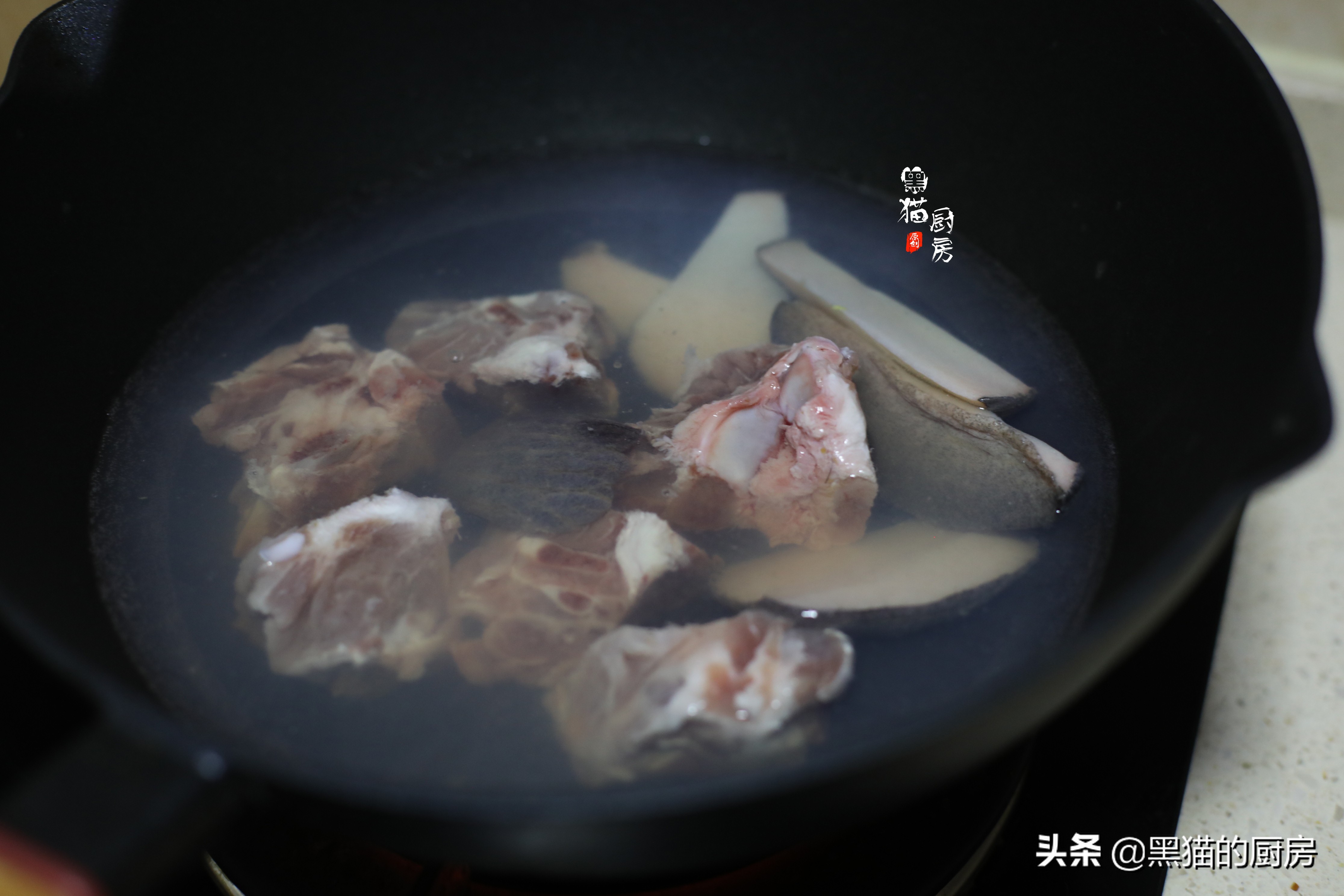 这花晒干后用来煲汤，广东人最爱，祛燥化痰效果好，一家人都爱喝