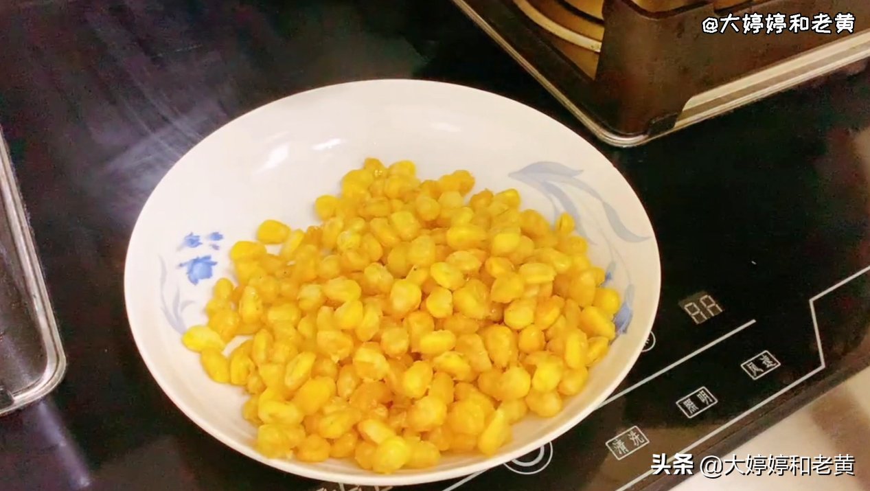 不辣的四川传统名菜金沙玉米详细做法，粒粒香甜酥脆，诀窍全在这