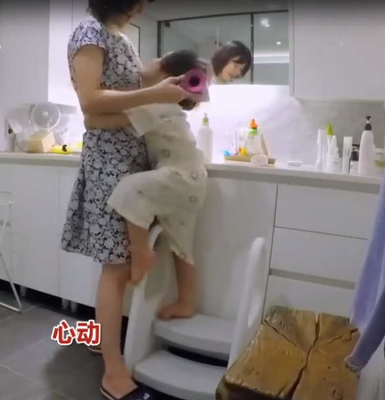 和4岁的儿子亲嘴两次，每天让他喝饮料，蔡琳成为妈妈合格吗？