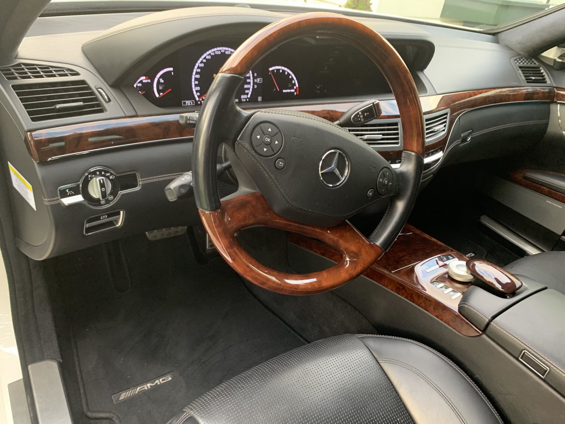 拥有V12引擎的2011款奔驰AMG  S 65，零百加速4.2秒，604马力