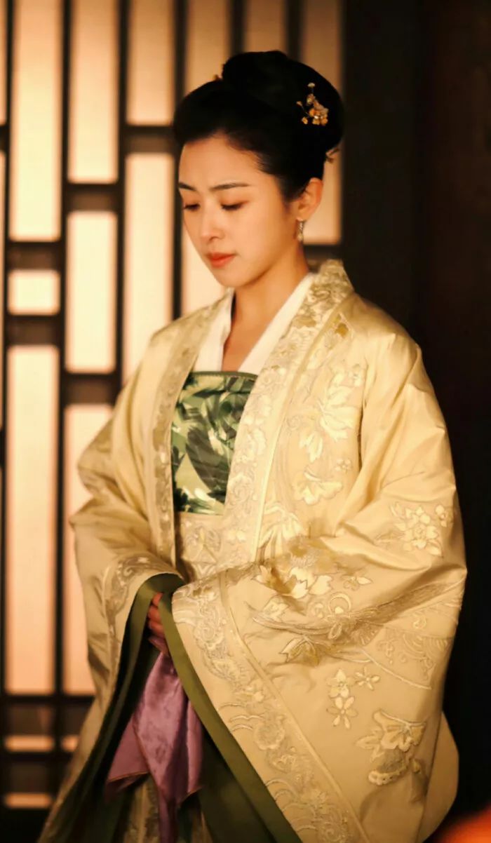 张含韵归来再不是傻白甜 张含韵是傻子