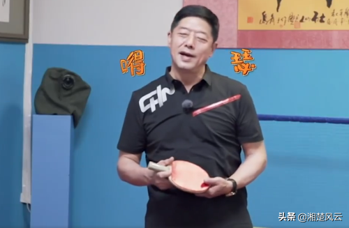 快乐的家族！张爸爸在张妈妈面前打球，张继科为妈妈出头露面，张爸爸怕秒