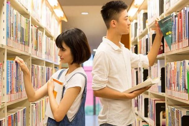 武大沉浸式恋爱课刷屏，教室内人满为患，学生在教室外爬窗听课