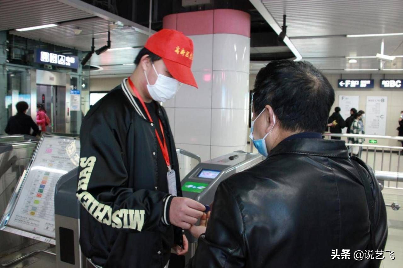 武汉仪表电子学校学生，地铁站当志愿者，让大家受益匪浅