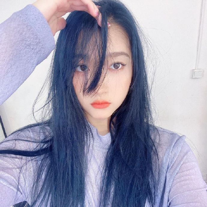 蓝色挑染头发图片(关晓彤染一头蓝发再上热搜) - 赤虎壹号