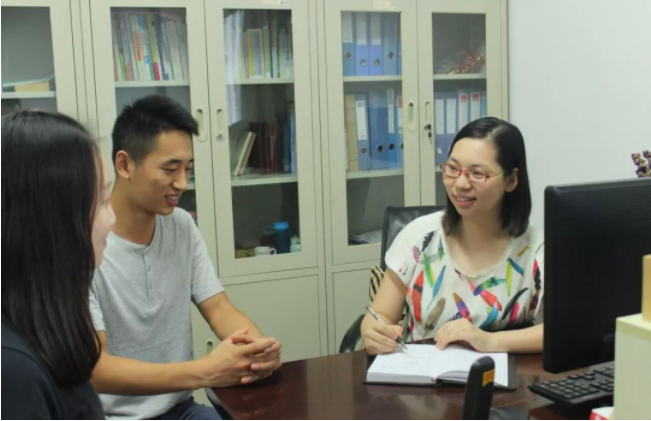 大学辅导员到底哪好，为啥名校毕业生都争抢？看完收入水平明白了