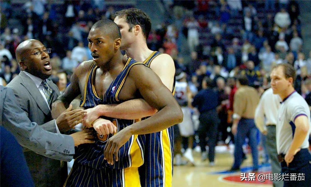 史上最惨烈的NBA斗殴现场！这部纪录片，揭开奥本山宫殿冲突之谜