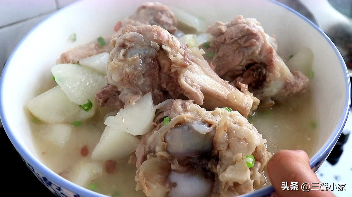 炖骨汤，酒店大厨教你诀窍，牢记三招，汤白肉香，不腥不腻还营养