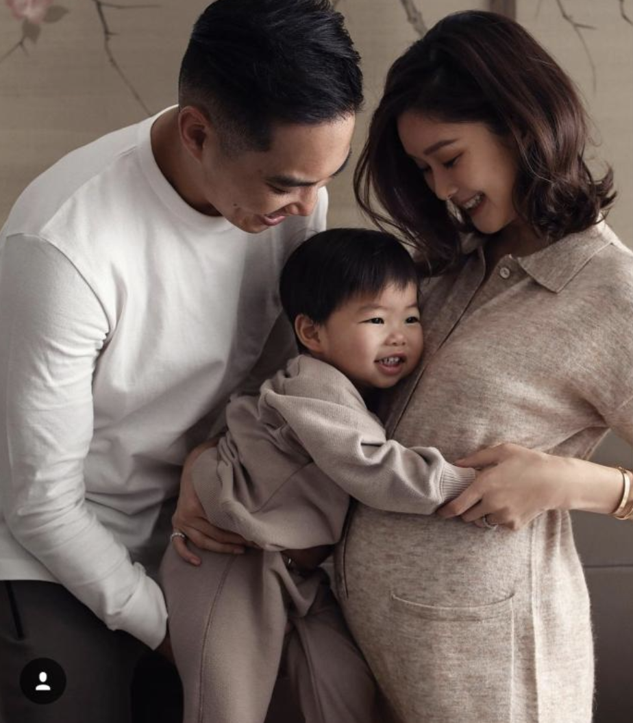 TVB花旦岑丽香晒二胎百日照，小腰果脸颊肉嘟嘟，妈妈直呼想捏