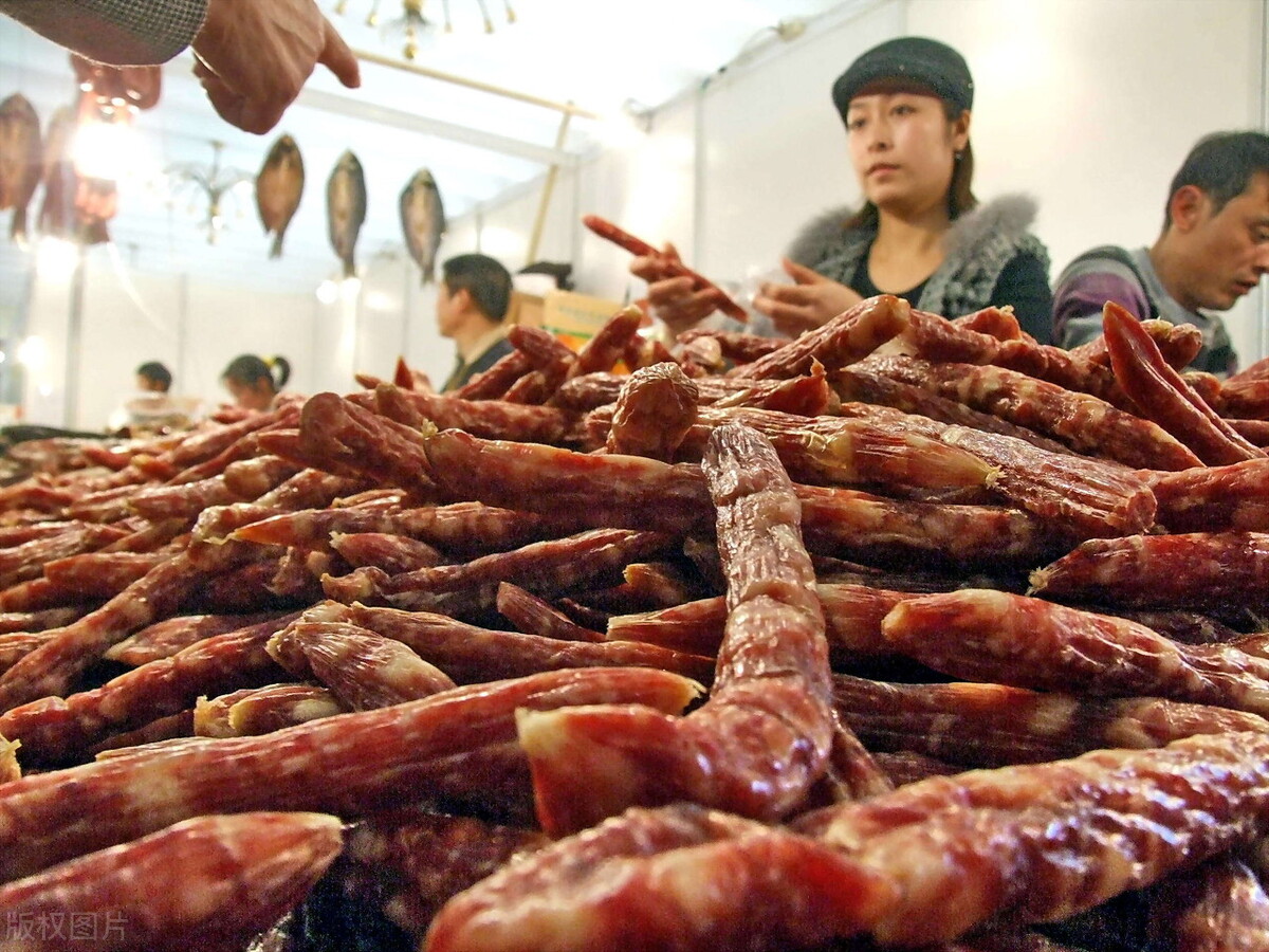 猪肉连涨3天,消费者疯狂扫荡超市,囤腊肉腊肠比囤猪肉的更多