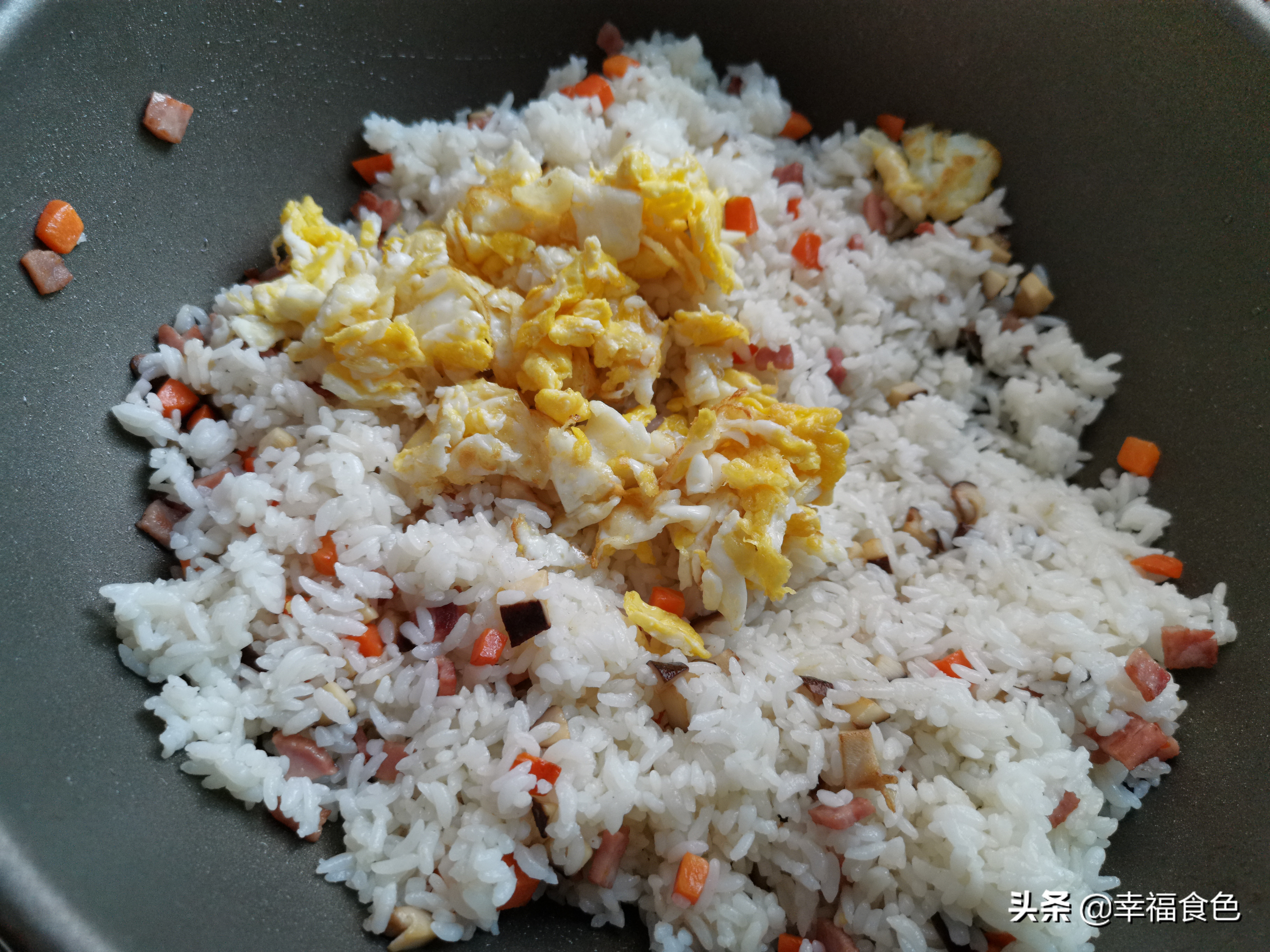 老干妈炒饭怎么做（家常美味老干妈炒饭锁住家人的胃）