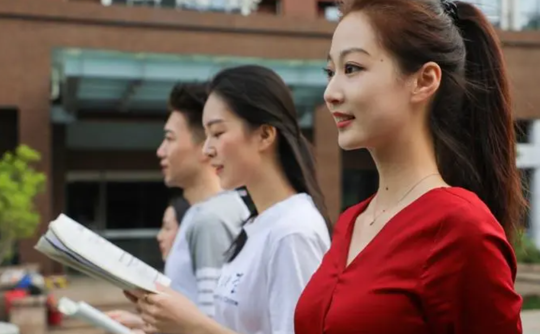 中国传媒大学的校花冯琳，在网上晒出学习笔记，让人耳目一新