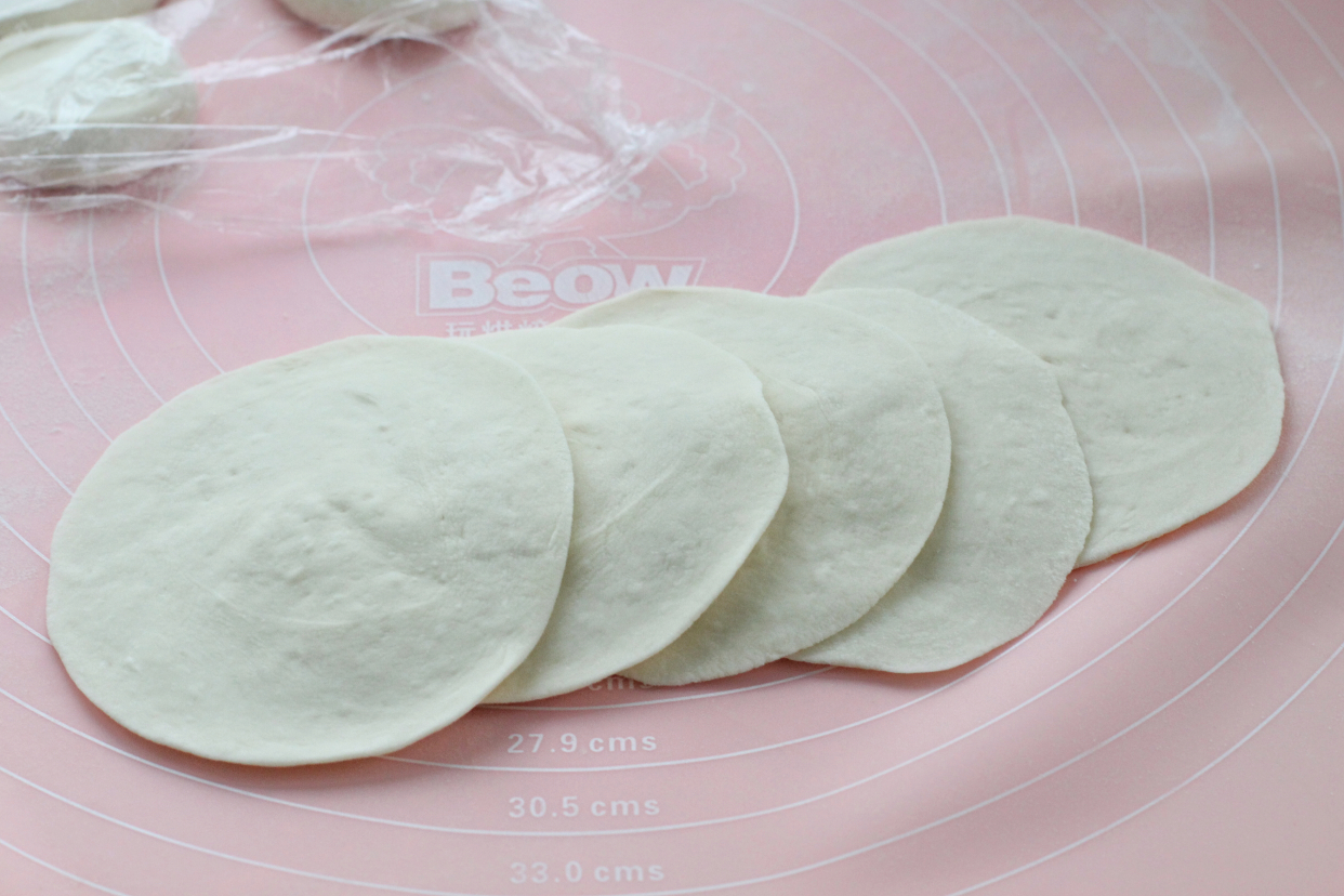 包子煎着吃，脆底鲜香咬一口冒汁儿，做法简单比外面卖得好吃多了