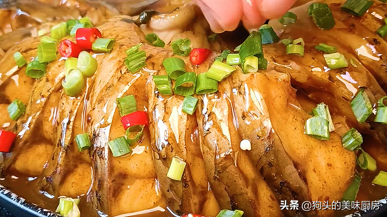 把一条鱼放进电饭锅里，不加一滴水，出锅太香了，肉嫩味道香