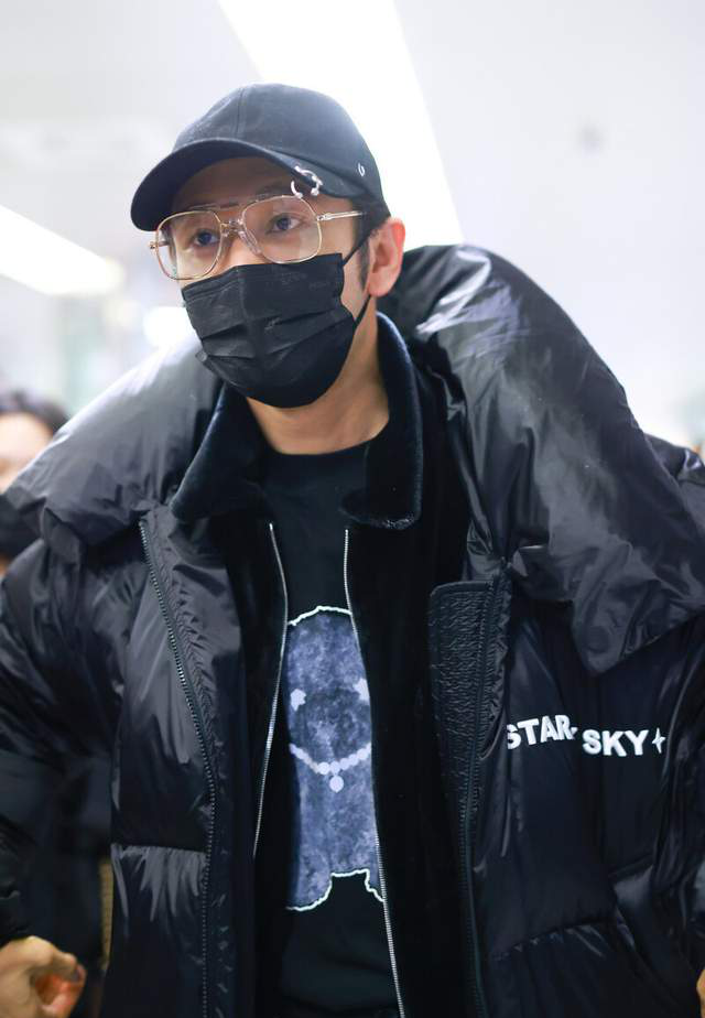 黄晓明戴眼镜出乎意料地好看,文雅大气还显嫩,一点也没有油腻感