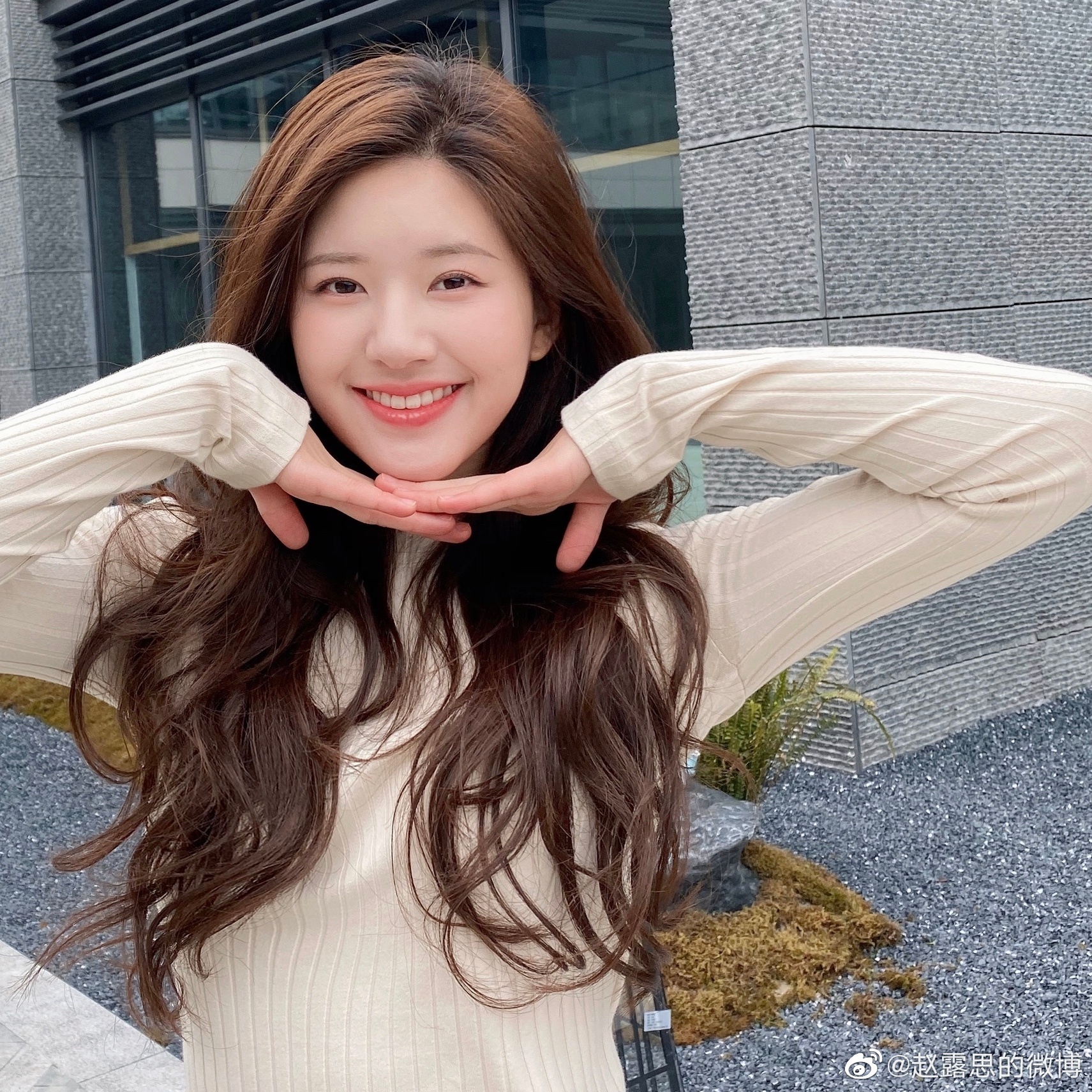 记得想尽办法托脸,托下巴.怼脸拍的时候,肢体动作要丰富.