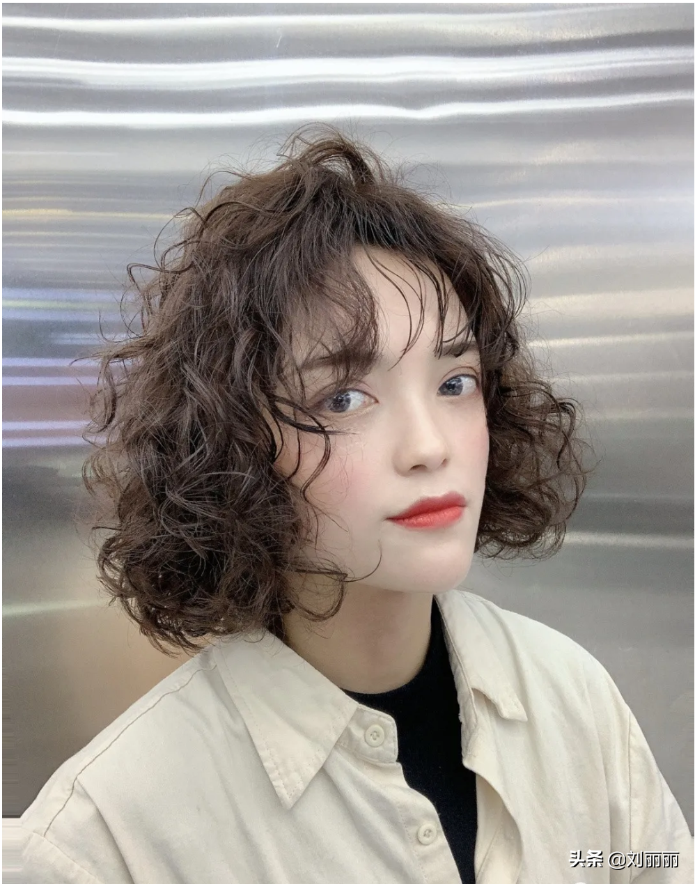人瘦脸小适合什么发型(头发细软少,发型就选这3种,洋气蓬松又瘦脸)