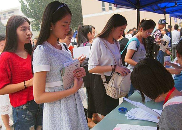 武汉大学的“恋爱公开课”，学生扒墙翻窗也要听，现场异常火爆