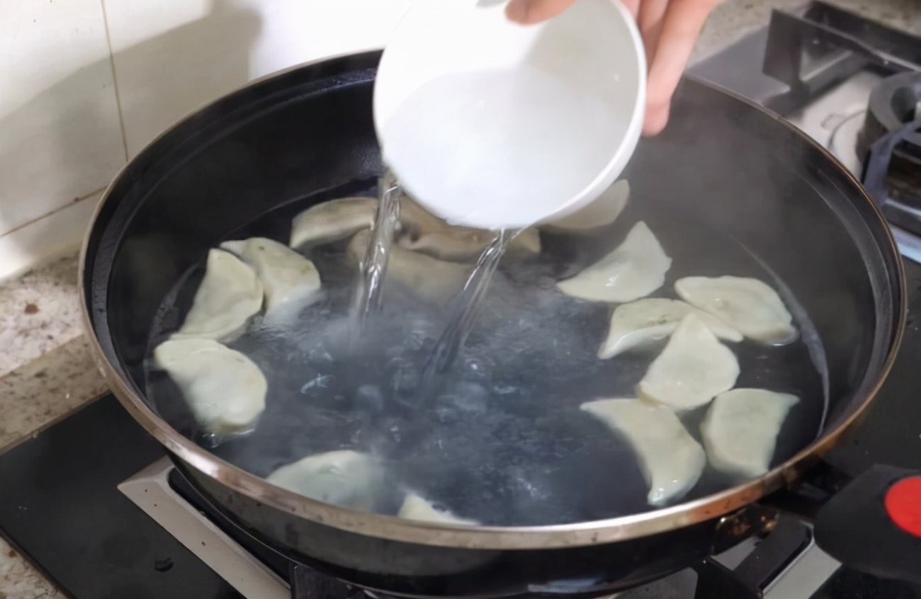 同樣是煮餃子，“蓋蓋煮”和“不蓋蓋煮”區別大，學會在煮不吃虧