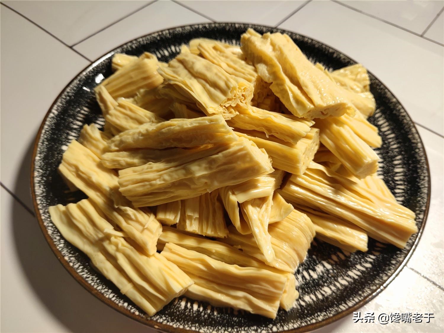 泡腐竹时：直接扔水里泡就错了，学会饭店的方法，简单快速又筋道